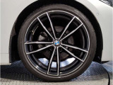 【BMWアロイホイル】軽量かつ強度に拘ったアロイホイル。走行性能ポテンシャルを引き出す設計。車の足元を引き締めてくれる大きなポイントはアロイホイルです。