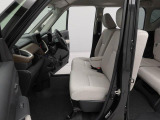 フラットなフロアで乗車後の横移動もしやすいですよ。