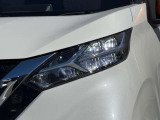 【LEDヘッドランプ】鮮やかな白色光で、クリアな視界を確保するLEDヘッドランプ装備