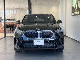 【BMWの伝統-1】BMWの特徴的な&ldquo;キドニーグリル&rdquo;は、80年以上続く伝統の形でございます。変わらないこだわりのデザインが、プレミアムブランド&ldquo;BMW&rdquo;を創り出します。
