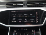 スマートフォンとAudiをUSBケーブルを介し接続。AppleのCarPlayやAndroid Autoのアプリを通じて、スマートフォンのコンテンツをMMIディスプレイに表示します。