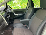 前席はゆったりとした座面と背もたれで、運転席・助手席ともに落ち着いて座れる空間です。窓からの視界も確保され、乗り降りする方にも使いやすい室内です。