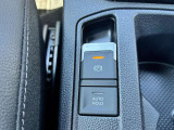 電動パーキングブレーキはホールド機能付きで信号待ちなどブレーキから足を離すことができ、発進時に踏み変えることなく素早い加速ができます。加えてオートホールド機能も装備しています。