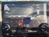 大画面で通常のバックモニターとパノラミックビューが同時に見れるので車庫入れも安心!