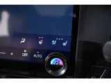 シートヒーターとベンチレーターが搭載されております。一年中ドライビングを快適にするマストアイテムとなります。