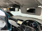 【サンバイザー】車内で身だしなみを整えるためのバニティミラーがセット。お化粧直しや髪型のチェックに活用できます。