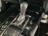全てのトランスミッションのメリットを兼ね備えた理想的なAT、それがSKYACTIV-DRIVE(スカイアクティブドライブ)。「滑らかな変速」「ダイレクト感のあるシフトフィール」そして「低燃費」が特長です!
