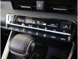 左右独立温度コントロールフルオートエアコンです。運転席、助手席それぞれで独立して温度設定ができます。冷え性の方が乗っても安心ですね♪