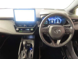 スポーティーなインパネ周り&本革巻き3本スポークステアリングホイール