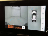 パノラミックビューモニターを装備。駐車場や交差点でクルマを真上から見るように周囲を確認できます。機能の詳細は販売店スタッフまでおたずねください。