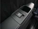 ◆後席用アクセサリーソケット◆電源ソケットは後席用にも装備されています。長時間のドライブも安心です。