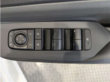 パワーウィンドウのスイッチですよ。 運転席に居ながら窓を開け閉めのコントロールできますよ。 ロック機能で、子供がイタズラして窓を開けるという事も無くなりますよ。