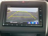 【リアカメラ】リバースに入れるだけで後方の映像が映ります。安全確認や、狭い駐車場での車庫入れ、雨の日や夜間など視界の悪い時に便利です。安全にバックする為には欠かせない装備です。