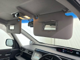 【あると便利な装備】後席確認ミラー付サングラスボックス+運転席・助手席サンバイザー&ミラー+マップランプが装備されています