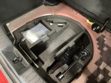 サブトランクスペースにはパンク修理キットや牽引フック等の工具を収納しております。