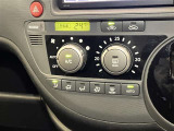 オートエアコンの温度設定等の操作スイッチです。外の天気や気温に合わせて車内を自分に合った温度設定にすることが出来るので快適なドライブが楽しめますよ!!
