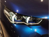 【LEDヘッドライト】先進のLEDテクノロジーを採用。放射される白色光の周波特性は太陽光に近く、バイキセノン・ヘッドライトを上回るコントラストで更に明るく輝きます!