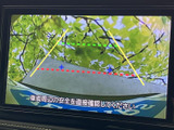 車両後方の映像にガイドラインが表示され、周囲の状況を画面で確認しながら駐車をサポート。目安となる線も見やすく、狭い場所での車庫入れや切り返し時に心強い装備です。
