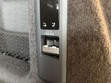 【電子制御エアサスペンション】ドライブモードを選択するとモードにあった車高になりお客様の負担を軽減致します。オプション内にアダプティブダイナミクスも含まれます。