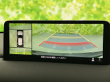 後方の映像に加え、車両周辺を確認できる表示も備わり、駐車時の周囲確認をサポートします。車庫入れや狭い場所での切り返しなど、日常の駐車に役立つ装備です。