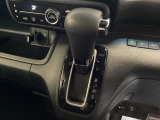 CVT車のセレクトレバーです。低速から高速まで、変速ショックのないスムーズな走りを実現するとともに、エンジン効率のよい領域を維持することで燃費にも貢献します。