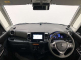 シンプルながら機能性溢れる運転席廻りです。視界性もよく、運転しやすいですよ。