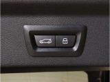 【電動テールゲート】オートマアチックトランクリッドオペレーションが装備されています。両手が塞がっている時でも、スマートキーを身につけていればハンズフリーで開閉可能です。