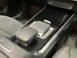 運転席・助手席で独立して温度設定が可能。室温や外気温の変化に応じて、設定に合わせた温度と風量を自動的に調整します。ブロアモーターの小型・軽量化によって、エネルギー効率も向上しています。