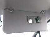 運転席側バニティミラー付きのサンバイザーです。ちょっと鏡を見たい時などに便利な装備です。