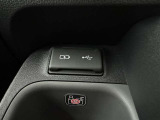 充電用USB端子付き。スマートフォンなどの充電に便利です。