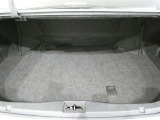 開口部の広いラッゲージスペース。スーツケースや旅行カバン、ゴルフバックなどの荷物も楽々積み込めます。
