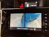 【パノラミックビューモニター】映像で、見づらい車両周辺の確認をアシスト。クルマを真上から見ているような映像を表示。 運転席から確認しにくい車両周囲の状況を把握。