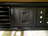 充電用USBジャック(急速充電対応タイプ)付きです♪