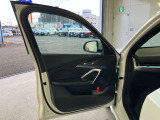 アンビエントライト:直接照明と間接照明を組み合わせて車内を印象深く演出し、寛ぎに満ちたインテリアの雰囲気を生み出します。