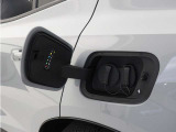 急速充電は、商業施設など外出先の公共の充電ステーションでご利用いただけます。CHAdeMO規格に準拠した150kWの急速充電器を使用した場合、充電率10%から80%まで、約32分で充電できます。