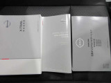 取扱い説明書 整備記録簿です前オ-ナ-の整備歴がわかるため無駄な部品。工賃が発生せず効率の良い整備が行えますまた丁寧に乗っていた証拠でもありますので車両状態の信頼性にもつながってまいります