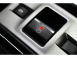 電動パーキングブレーキを採用。指で軽く引き上げればパーキングブレーキが掛かり、押すと解除ができます。