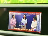 車内のディスプレイでテレビ番組を視聴でき、停車中の待ち時間にもお楽しみいただけます。画面に番組が表示されており、移動の合間にひと息つきたいときにも便利な装備です。