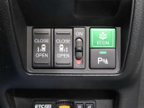【スライドドアスイッチ】運転席から両側電動スライドドアの開閉がラクラク簡単に操作できちゃいますよ!