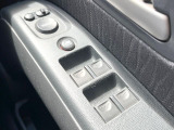 【電動格納ミラー】サイドミラーは電動格納式となっており、狭い駐車場でもキズがつくリスクを抑えられます。