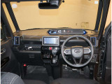 デザインもよく、居心地のよい運転席ですね。分かりやすいスイッチ類ですから操作もしやすく運転をサポートします。ぜひご来店いただき、実際にお座りいただいてステアリングを握ってみてください!