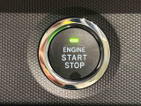 電子カードキーを携帯していれば、ボタンを押すだけでエンジンの始動がスマートに行えます。