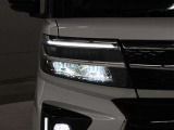 ハイビームで走行中、対向車を検知し操作することなく部分的に遮光する、ADB(アダプティブドライビングビーム)を装備。対向車に眩しい思いをさせることなく、ハイビームの視認性を確保します。