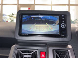 【バックカメラ】後退時に車両後方の映像をモニターに映す機能。目視できない死角を確認でき、衝突事故を防ぎます。駐車が苦手な方だけでなく全てのドライバーに必須の安全装備です。