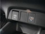 ◆12V電源ソケット・USB接続端子◆スマホやiPodなどを接続して、いつもの音楽を車内でもお楽しみいただけます♪