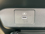USB電源ソケット、各USB電源ソケットはモバイル機器などの充電専用で、ディーラーオプションのオリジナルナビやオーディオとは連動しません。