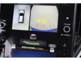 シフトレバーをリバースにすると連動してバックカメラ、サイドカメラ映像&バックセンサーに切り替わります。スイッチ一つでフロントカメラや全周囲カメラの切り替えも出来ます