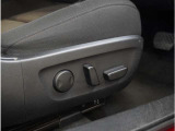 【パワーシート】電動で座面を前後上下に動かすことができます。簡単に運転しても疲れにくい姿勢に調整できます。
