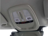 ルーフにあるボタンは、車両が始動しない場合、パンクした場合、または事故に遭った場合などの緊急時に支援の要請に使用できるため、安心感を高めることができます。
