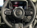 手元に複数のスイッチを備え、運転姿勢を保ちながら各種操作を行いやすい構成です。メーターを見ながら扱いやすく、日常の運転をサポートする実用的な装備です。